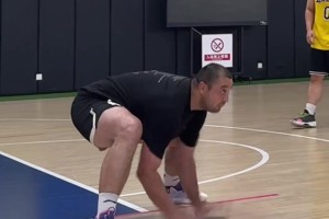 西热打野球：今年詹姆斯有中国行吗？ 有的话我过去打打他