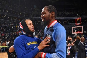 bob半岛体育官方网站-百位媒体人票选MVP：库里一骑绝尘 詹姆斯首次0票