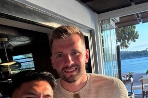 东契奇瘦了！和八村塁共同现身希腊 疑似参加乔丹品牌活动！